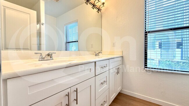 Foto del edificio - 330 S Farmer Ave