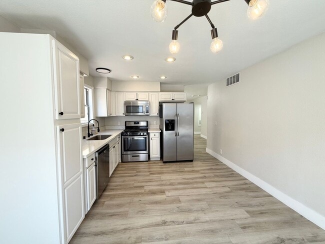 Building Photo - 3/BD 2/BA Stylish Townhouse with Modern Up...