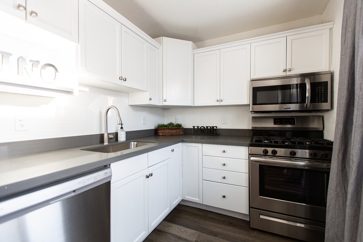 Foto principal - 6847 E 4th St