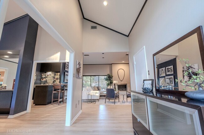 Foto del edificio - Beautiful Open Plan Modern single level home in Gated Long Lake Estates