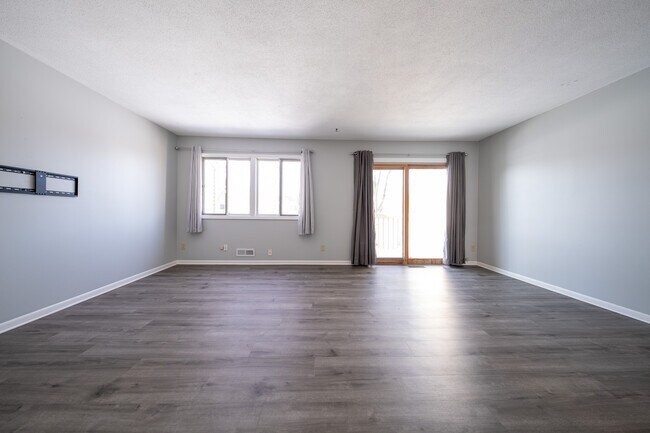 Foto del edificio - 7677 Whitney Dr