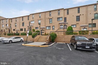 Building Photo - 2747 31st Pl NE