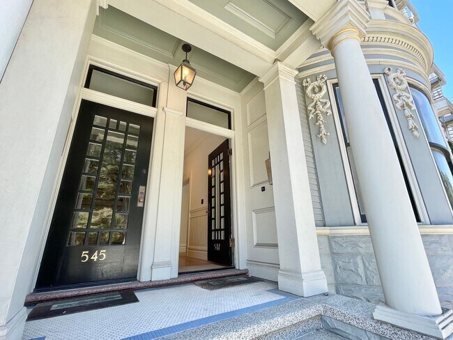 Foto del edificio - Full Floor, 1,725sqft, 3br/1.5 bath Buena ...