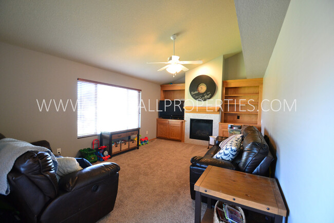 Building Photo - 3 bedroom 2 1/2 bathroom Single-Family Hom...