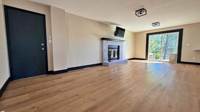 Foto del edificio - Awesome Views in Fully Updated Home in The Pinery! 5 Bed 3.5 Bath with 2 Car Garage and Large Dec...
