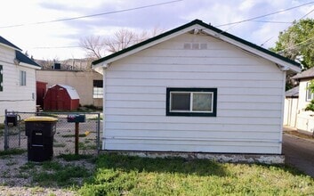 Building Photo - 1213 W Pine St