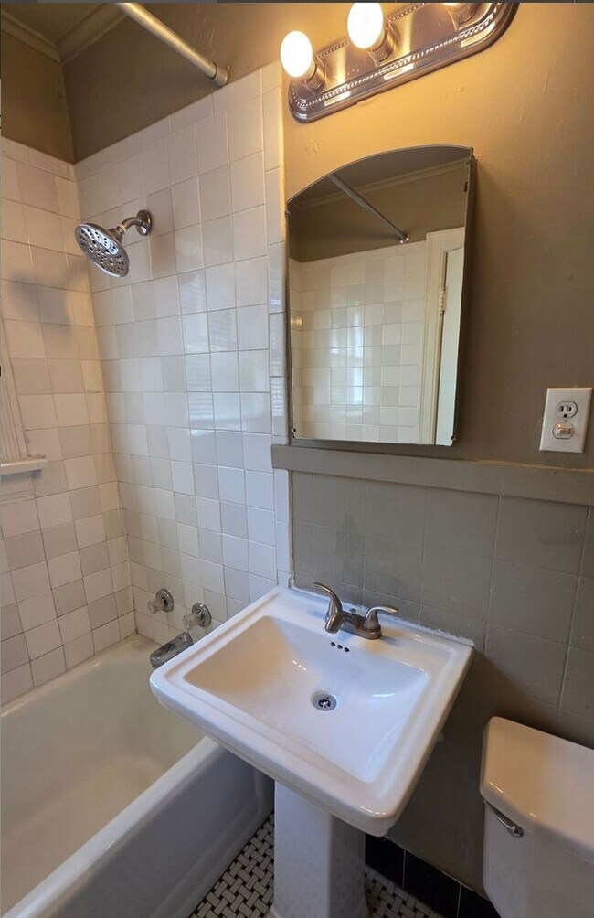 Building Photo - 1 bedroom 1 bath South of Plaza District