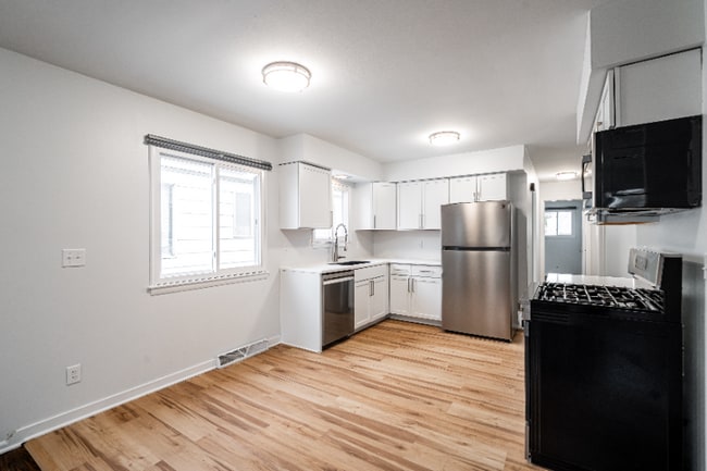 Building Photo - 638 S 66th St