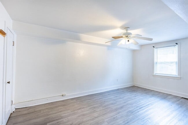 Building Photo - 703 Riverside Dr