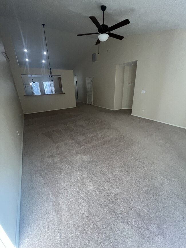 Building Photo - 2645 N Englewood Way