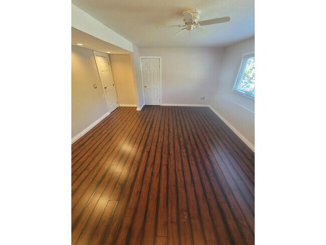 Photo du bâtiment - 4749-207A 207a St