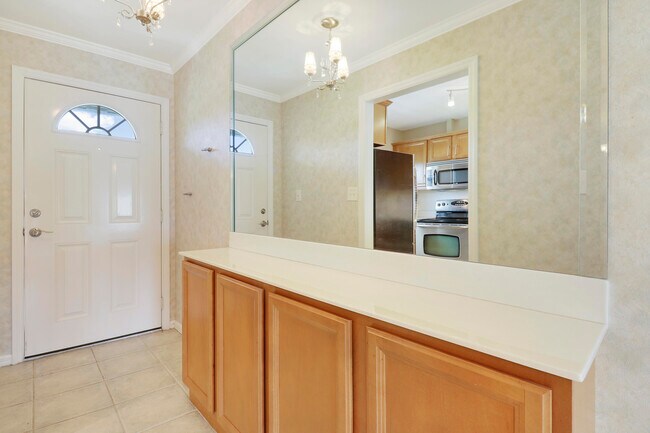 Building Photo - 1166 Bayshore Dr