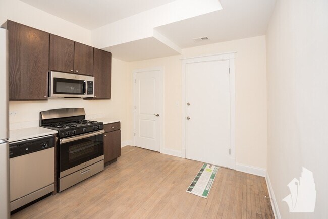 Foto del edificio - 2814.2F N Troy St