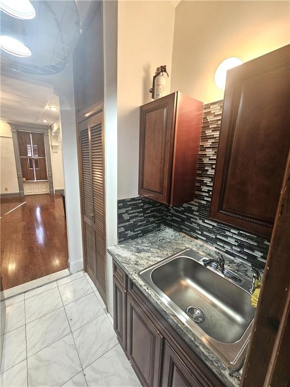 Foto del edificio - 695 Putnam Ave