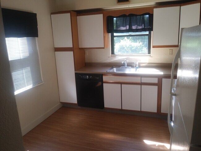 Cocina equipada - 2064 Dartmore St