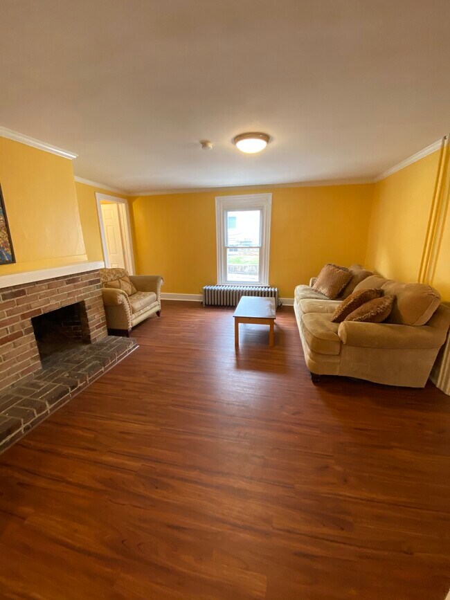 Building Photo - 343 S 6th St