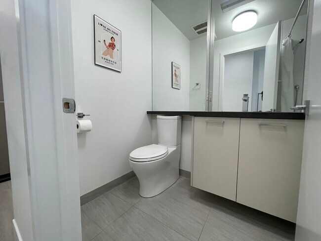 Photo du bâtiment - Stunning 1 Bed Condo!