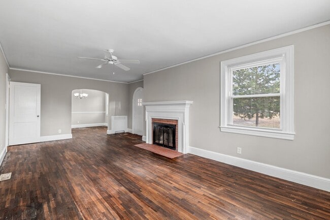 Foto del edificio - SW, Large Brick Two Bedroom PLUS Two Sun-Rooms, Hardwoods, LR & Separate DR, Fire Place!