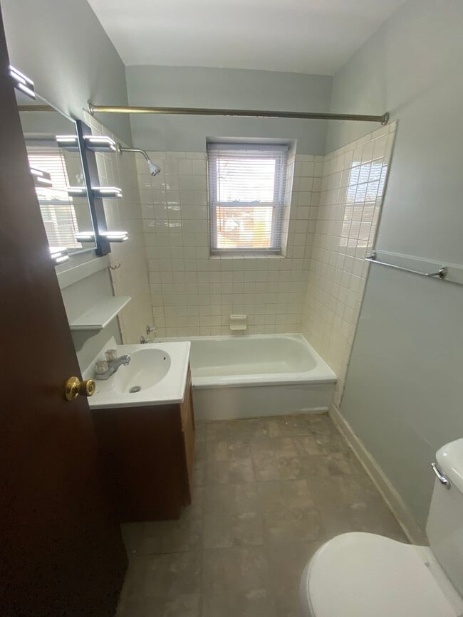 Interior Photo - 924-932 State St