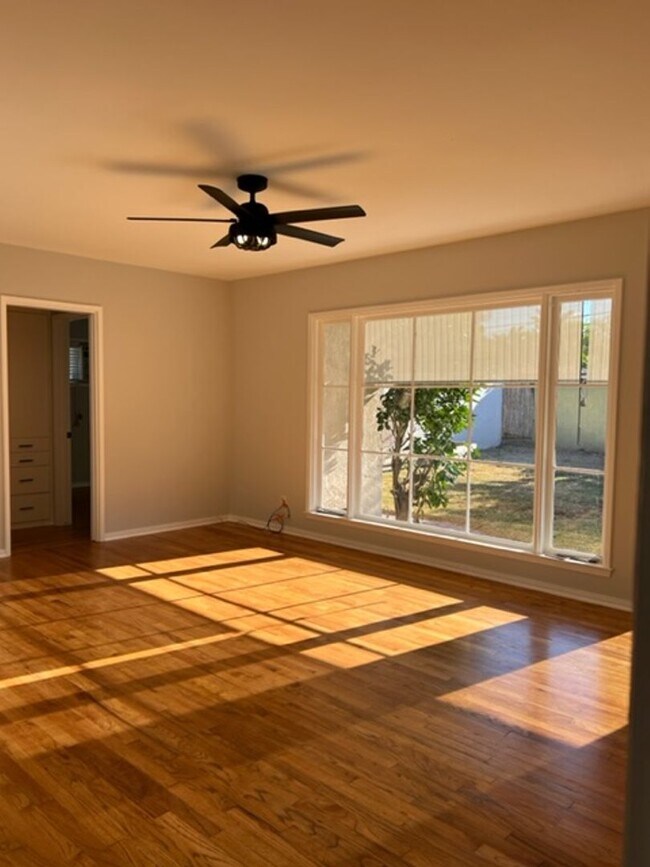 Foto del edificio - South of Conant Home with 3 Bedrooms, 1 ba...