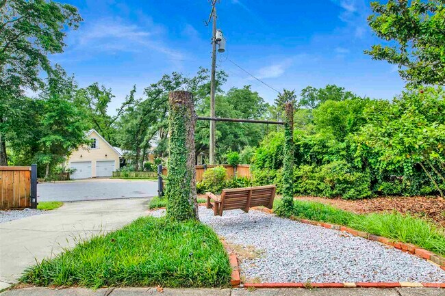 Building Photo - 421 Woodbine Dr