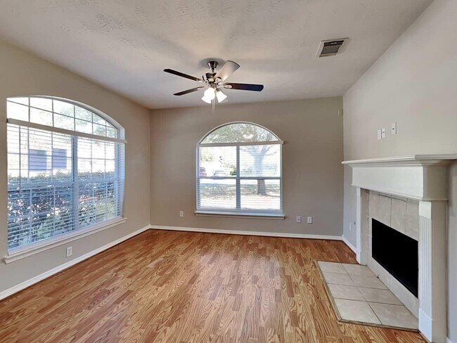 Foto del edificio - 28919 Hidden Lake Ct