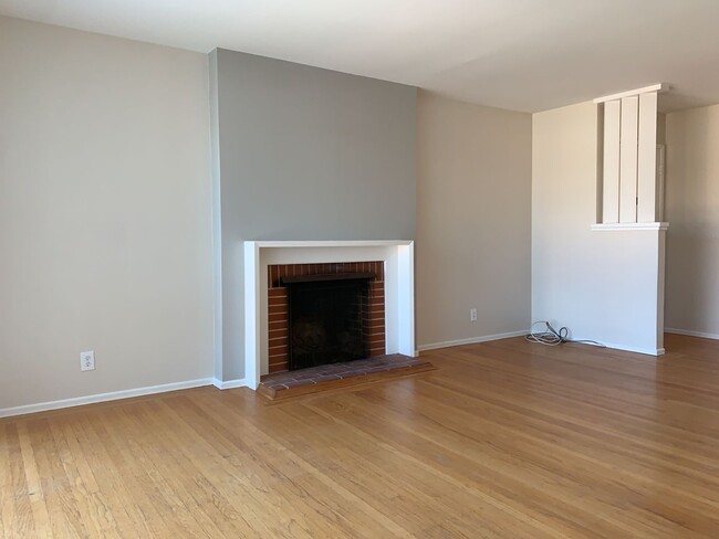 Building Photo - Newly Refinished 2 Bed, 1 Bath + Bonus Roo...