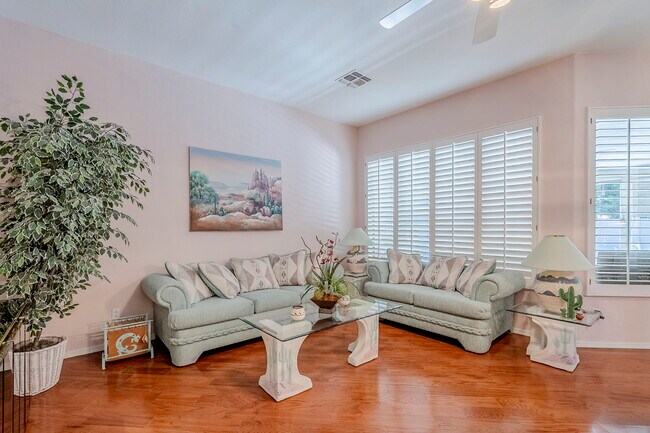 Foto del edificio - 3323 E Irwin Ave