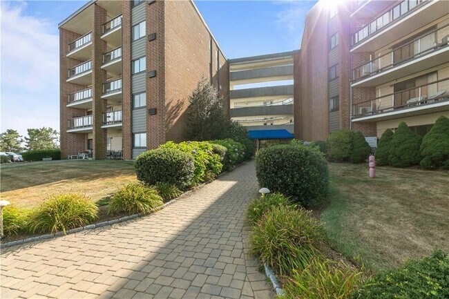 Foto del edificio - 1204 Capella S