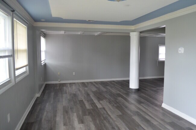 Building Photo - 806 Barkwood Rd