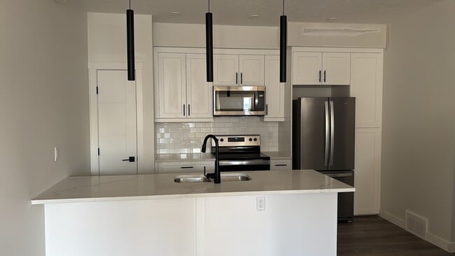 Building Photo - 11007 132 St NW