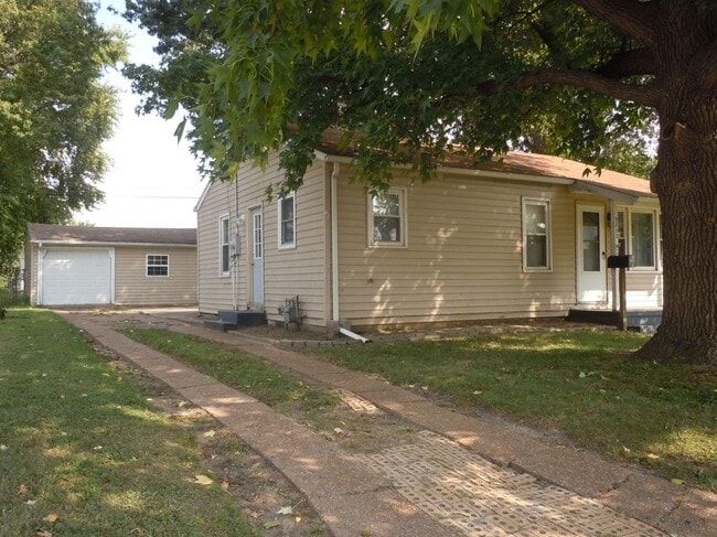 Building Photo - Two Bedroom House with Main Floor Laundry Hookups and Garage w/ Opener!