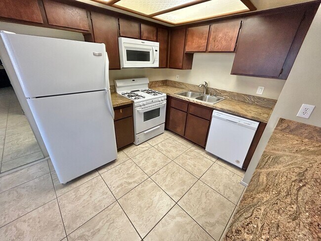 Building Photo - Inviting condo with open layout in a prime Northwest location