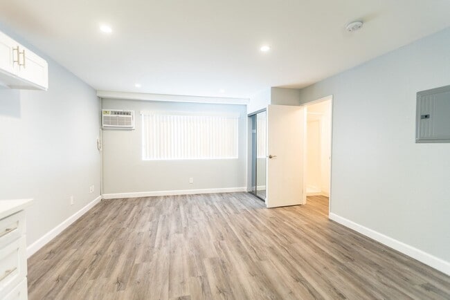 Interior Photo - 226 South Serrano