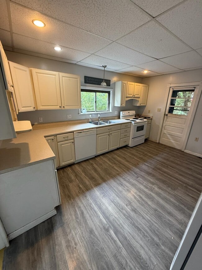 Building Photo - 130 Queen St