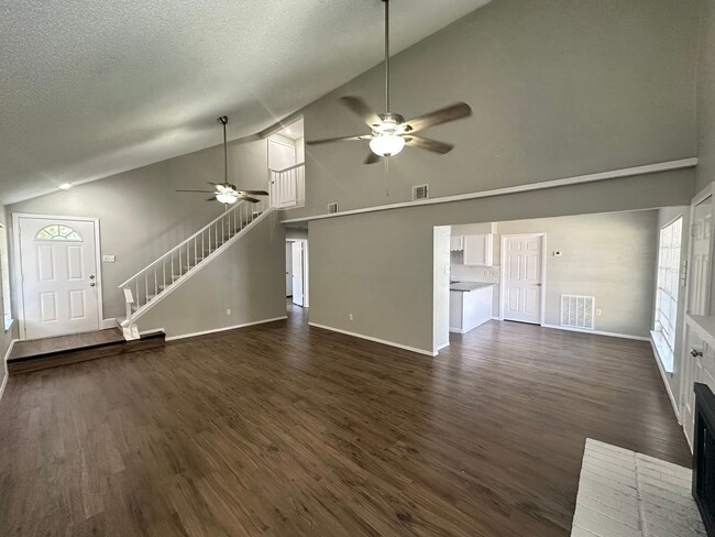 Foto del edificio - Gorgeous 4bd 2ba on Mature Lot in Prime Lo...