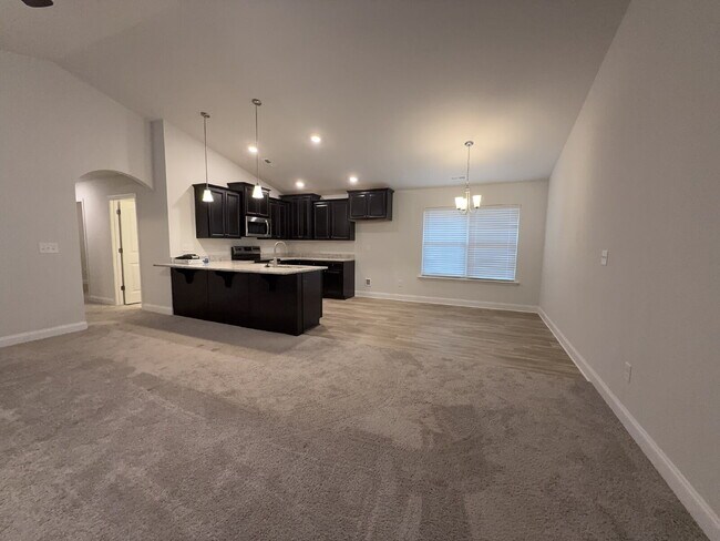 Foto del edificio - "Modern Madison Retreat: 3-Bed, 2-Bath Home with Elegant Granite Finishes!"