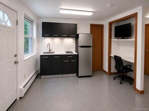 Building Photo - 176 Spackenkill Rd