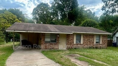 Building Photo - 1102 Cloverdale Dr