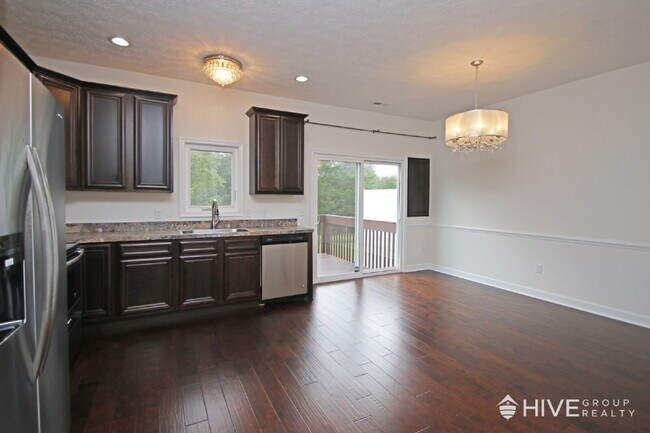 Foto del edificio - Modern 3BR Townhouse with Private Backyard – Ready to Rent!