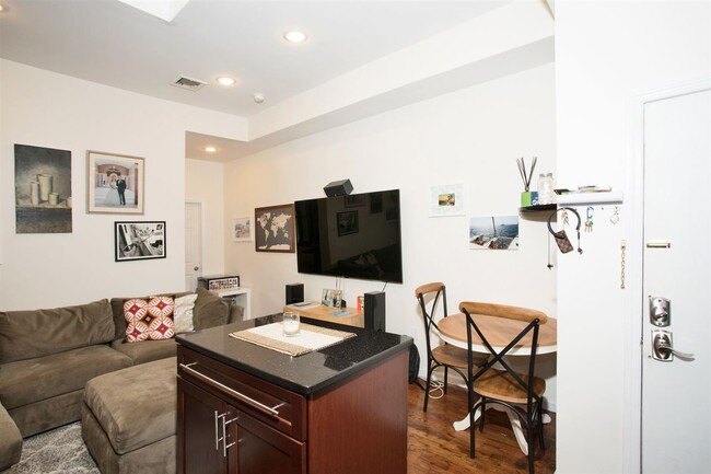 Foto del edificio - 222 WILLOW Ave