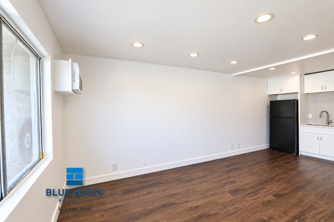 Building Photo - 14235 Vanowen St