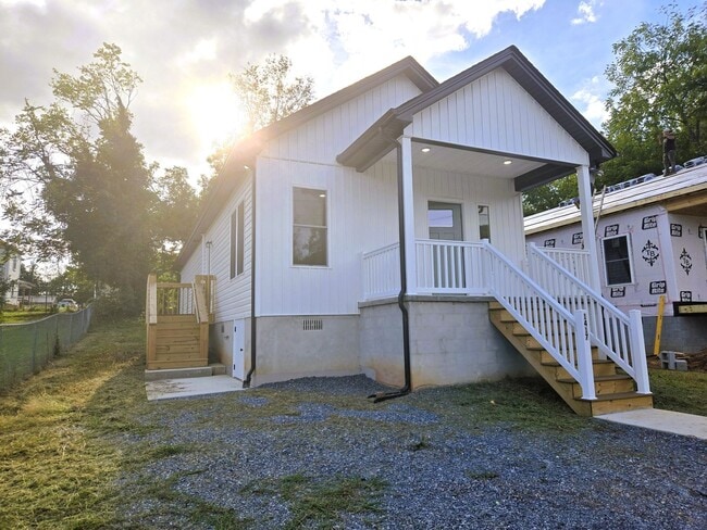 Building Photo - Beautiful new built three-bedroom, two-bat...