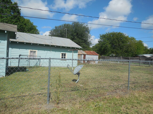 Building Photo - 102 W Seguin St
