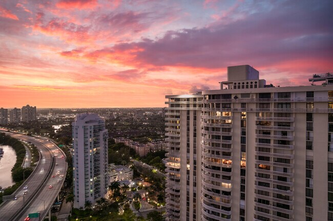 Foto del edificio - 19355 Turnberry Way