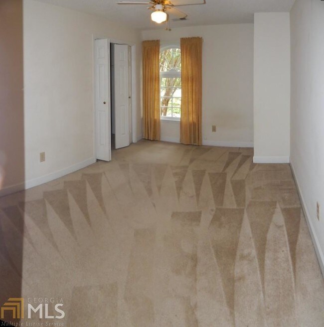 Building Photo - 2425 Woodbridge Dr