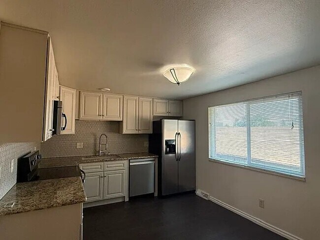 Building Photo - 2-Bed/1.5-Bath Longmont Townhome