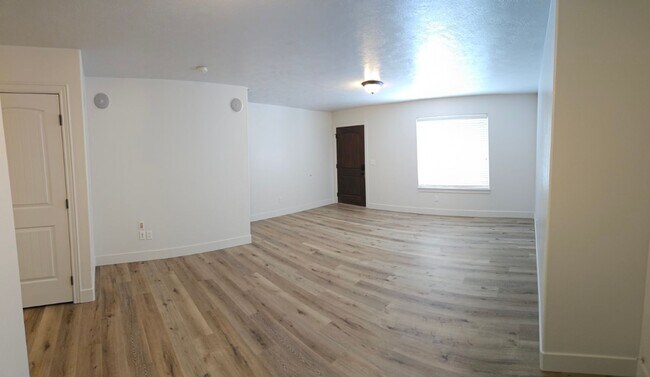 Foto del edificio - 576 Sunflower Rd