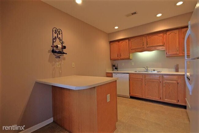 Building Photo - 3 br, 2 bath Townhome - 215 Mary Rose Ln