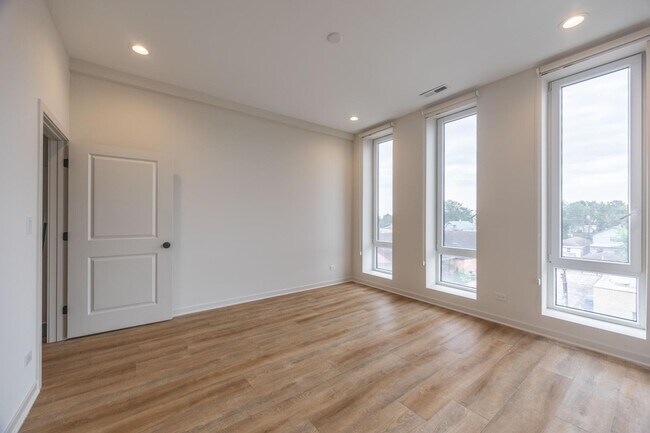 Building Photo - 6340 W Belmont Ave